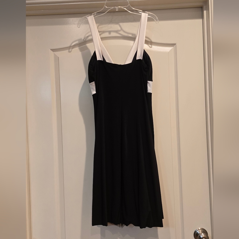 Elegant Black and White Dress - Picture 2 of 4